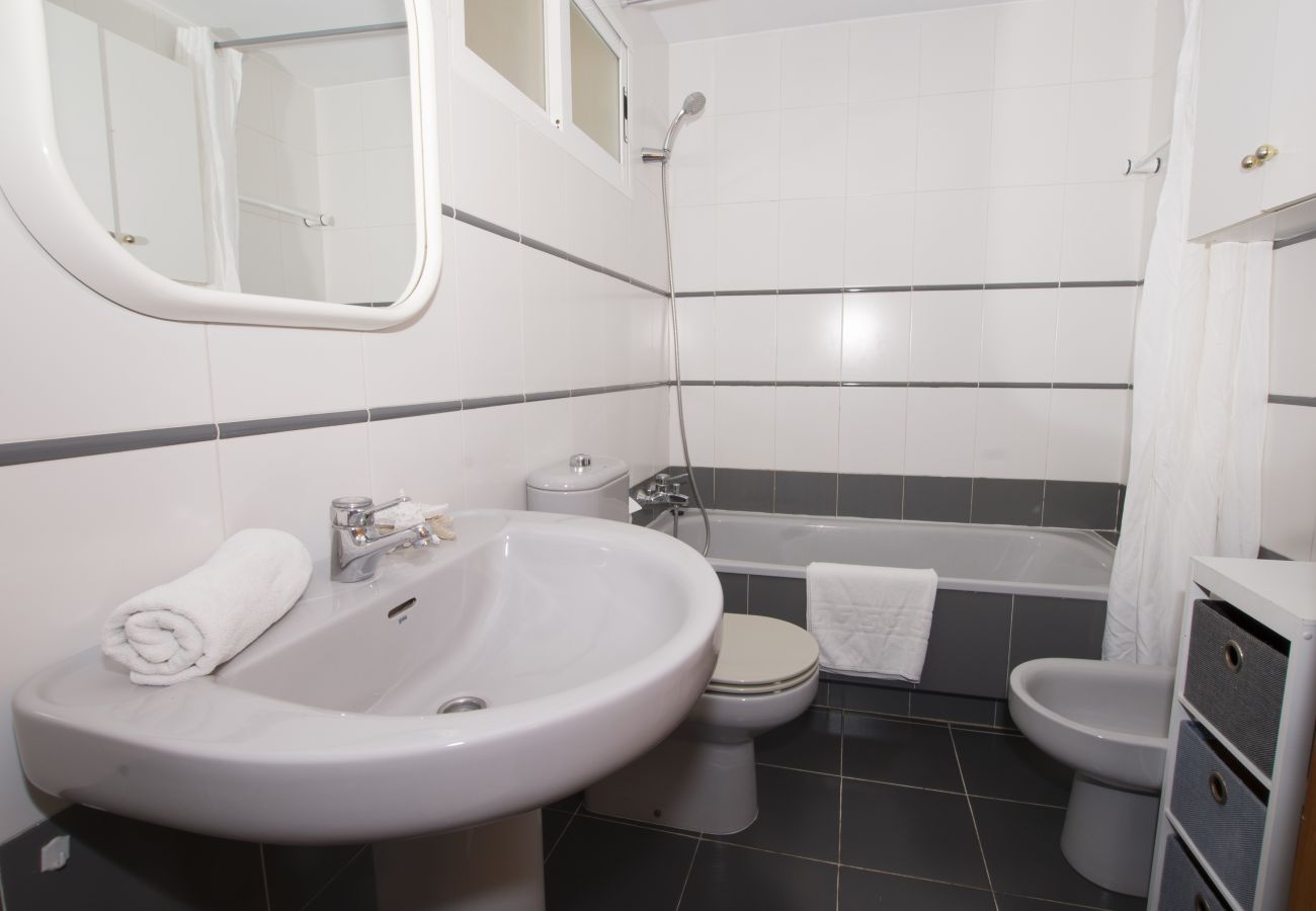 Sink with mirror and bathtub in the bathroom 