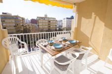 Terraza con mesa y sillas frente a la piscina